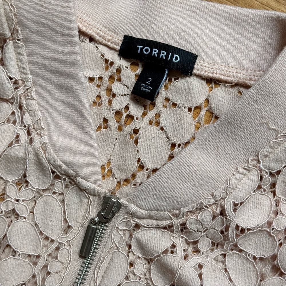 Women’s Torrid Light Pink Lace Bomber Jacket size 2 EUC - Picture 3 of 4